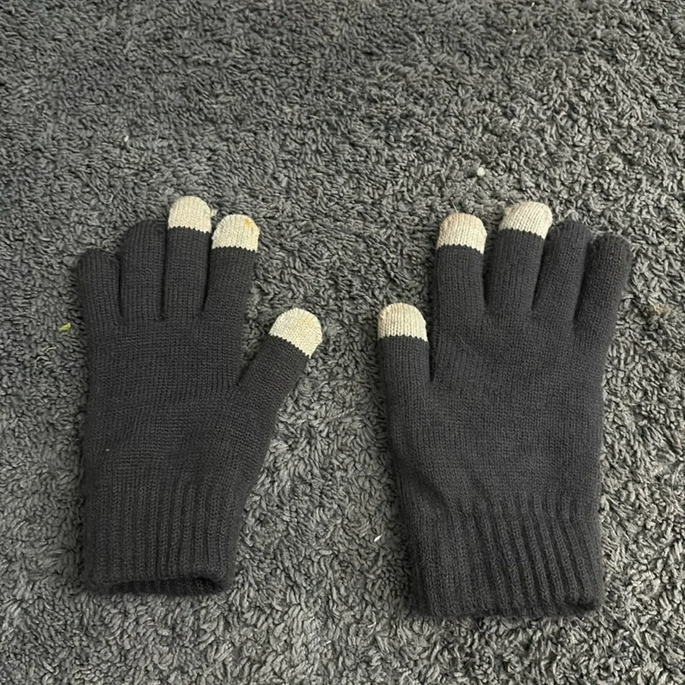 Used a few times dark grey gloves with textable fingertips